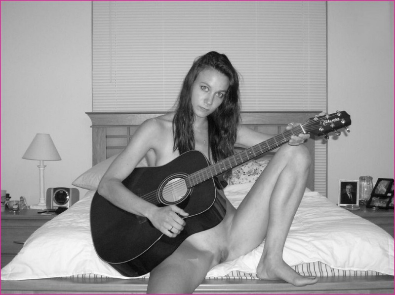 Гитаристка дрочит киску дилдо на постели - секс порно фото