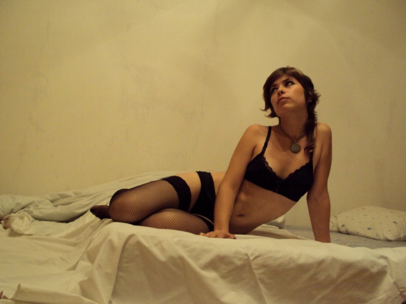 Девушка валяется на постели в нижнем белье и чулках или гуляет - секс порно фото