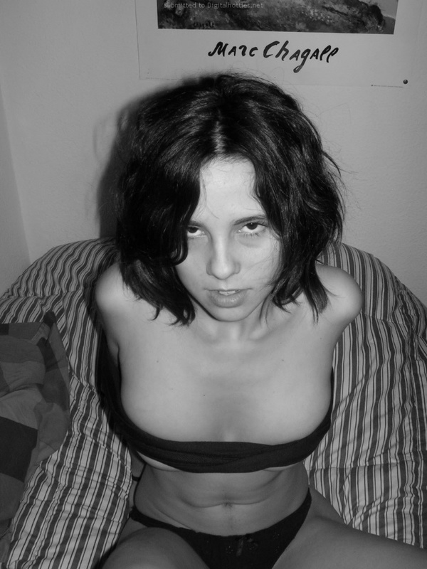 Черно-белый секс с игривой горячей девушкой с волосатой киской - секс порно фото
