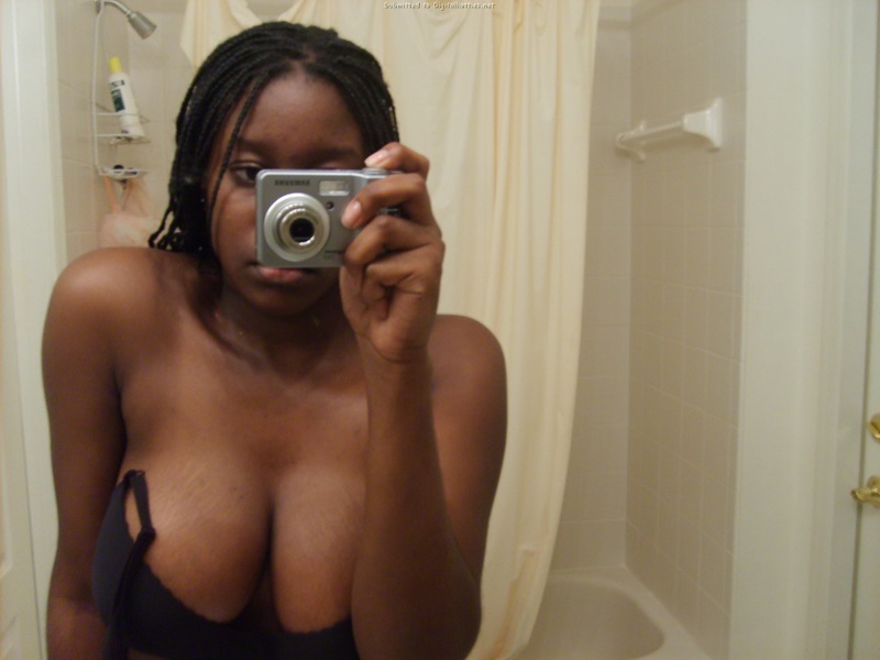 Мулатка с косичками разделась в ванной - секс порно фото