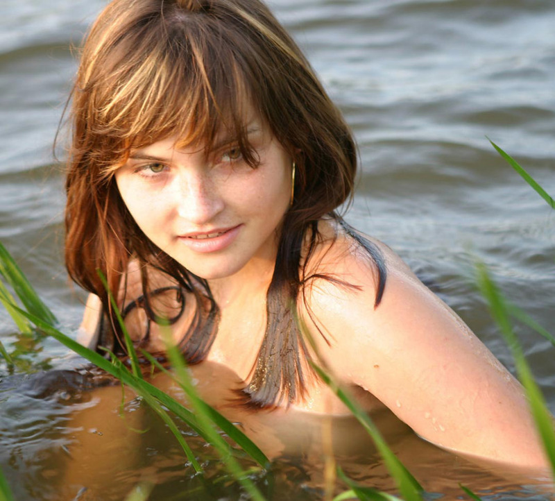 Милая молодая девушка позирует на берегу реки - секс порно фото