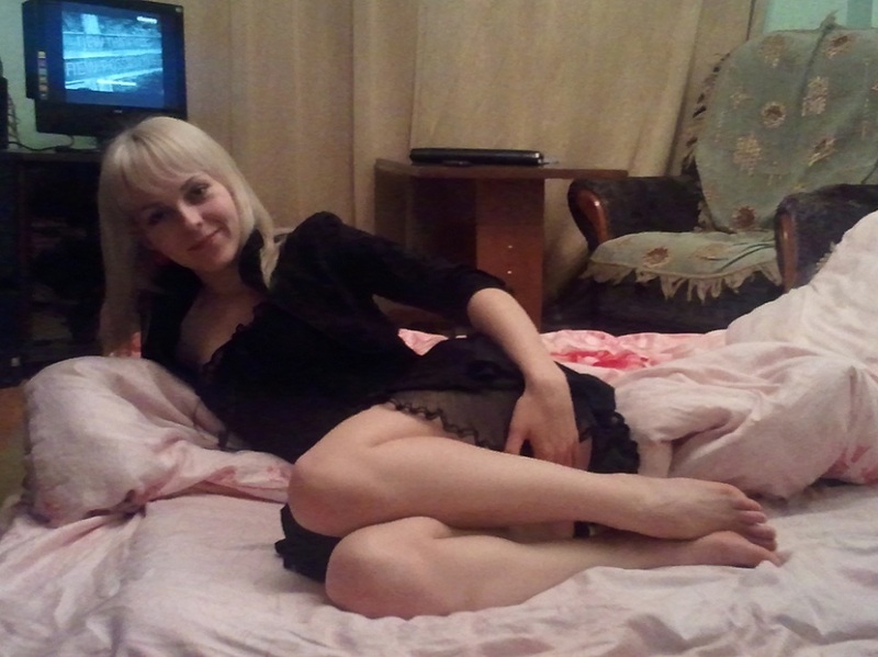 Голая блонда сняла трусики и возбудила нас - секс порно фото