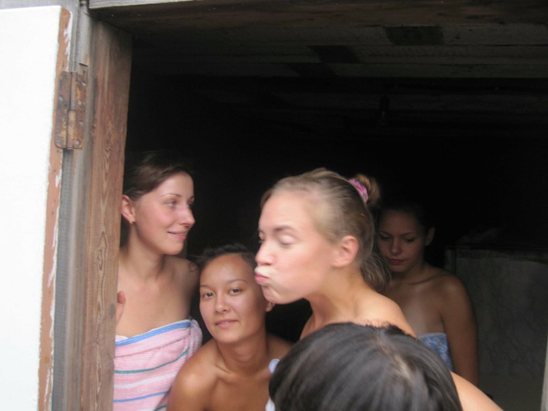 Молодые девки развлеклись в селе - секс порно фото