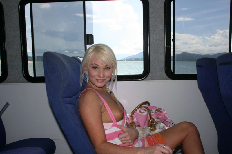 Молодая блонда позирует на берегу моря - секс порно фото